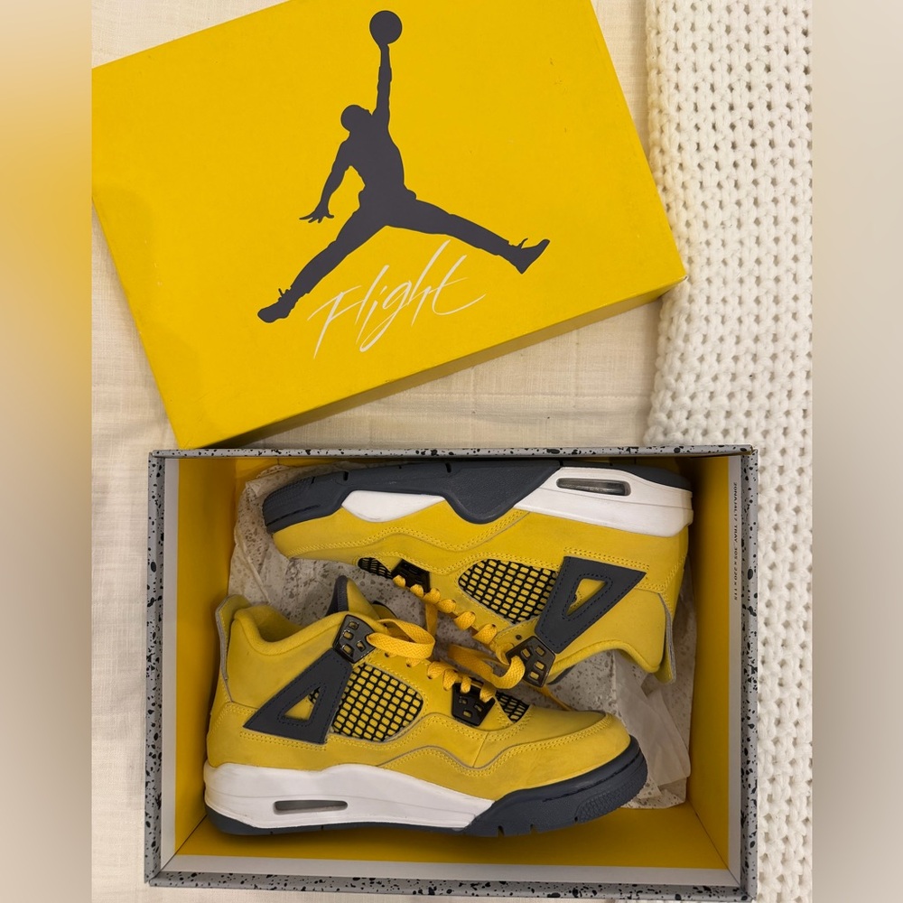 Jordan Retro 4 Yellow and Black Sneakers LIGHTNING GS Size 5.5Y or women’s 7